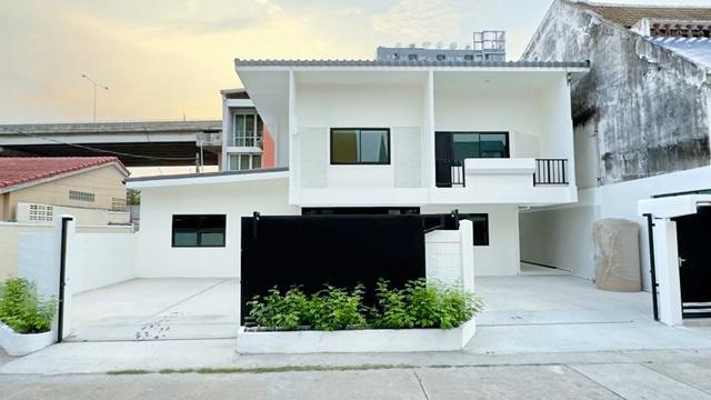 เดอะมอลล์ รามคำแหง 1.6 กม. พัฒนาการ8-14 ให้เช่าบ้านเดี่ยว 2 ชั้น 62ตร.วา. 242ตร.ม. ย่านเอก. 3นอน ARLรามคำแหง 700ม. 3 น้ำ