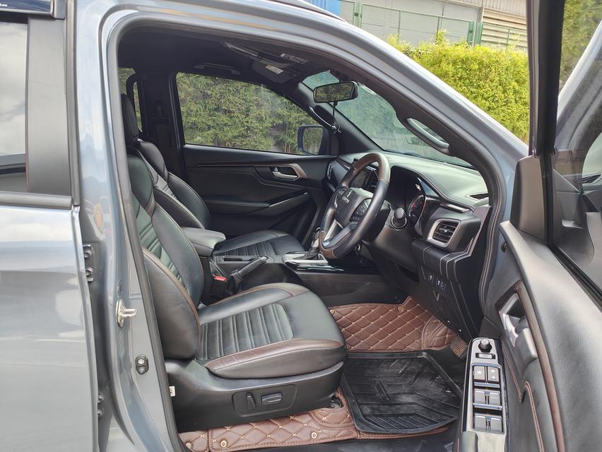 Isuzu D-Max 3.0 V-cross M D-Cab AT 11