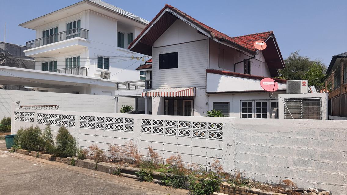 ขายบ้านเดี่ยว 2 ชั้น พื้นที่ 96 ตารางวา เขตพื้นที่เจริญ ใกล้ห้างสรรพสินค้าโรงเรียน โรงพยาบาล เดินทางเข้าออกสะดวกบ้านอยู่หลังสุดท้ายสุดซอย พื้นที่รอบบ้ 2