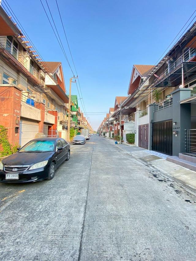 🏡 ทาวน์โฮมหลังมุม 3 ชั้น หมู่บ้านเมอริทเพลส 2 ถนนเมน รีโนเวทใหม่ จอดรถได้เยอะ | ลาดพร้าว 101 5
