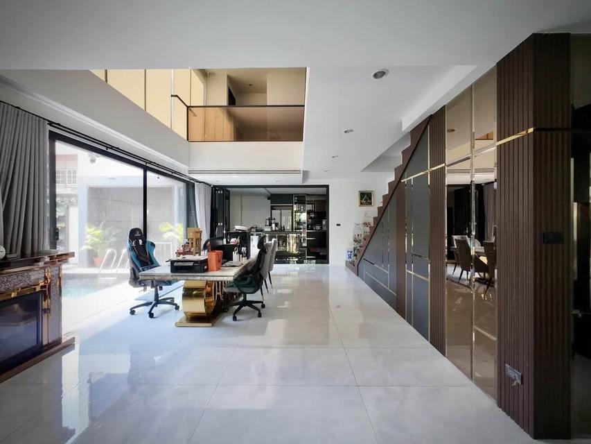 ขาย บ้านเดี่ยว 3 ชั้น สไตส์โมเดิร์น ซอยอินทระ 28 อายุบ้านเพียง 2 ปี 6