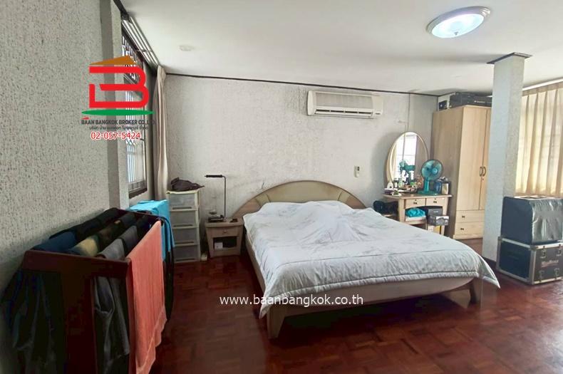 บ้านเดี่ยว คลองตันนิเวศน์ ซอยปรีดีพนมยงค์ 42 (ใกล้โรงเรียนพระหฤทัยพัฒนเวศม์) เนื้อที่ 79 ตรว. แขวงคลองตันเหนือ เขตวัฒนา 6