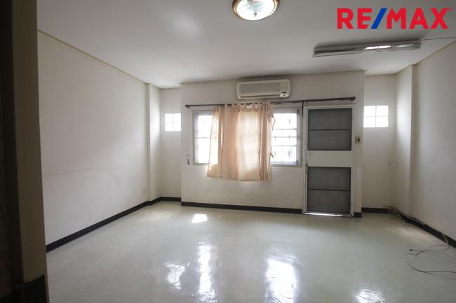 ทาวน์เฮ้าส์สุชาเพชรเกษม112 หนองแขมสาย4 ต่อเติมแล้ว 3ชั้น 18.2วา ใกล้มหาวิทยาลัยธนบุรี เดอะมอลล์บางแค บ้านสภาพดี โครงสร้างแข็งแรง ราคา 1.79ล้านบาท 12