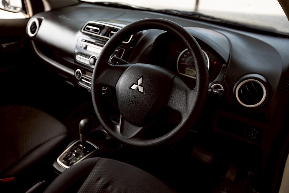 Mitsubishi Attrage 1.2 GLS ปุ่มสตาท์ สีขาว เกียร์ออโต้ ปี 2014 15