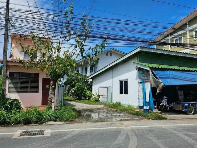 ขายที่ดินพร้อมสิ่งปลูกสร้างหนองไม้แดงชลบุรีบนเนื้อที่ 270 ตรว. คนเช่าเต็ม บ้าน 2 ชั้นติดถนน 1หลัง