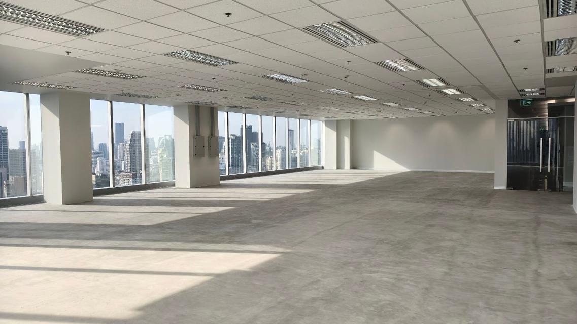 Reinstatement demolition contractor responsible for dismantling office spaces in order to return the premises to the landlord / รับรื้อถอนสำนักงาน  11