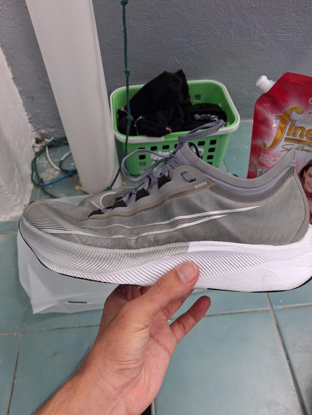 Nike zoom fly 3 มือสองของเเท้