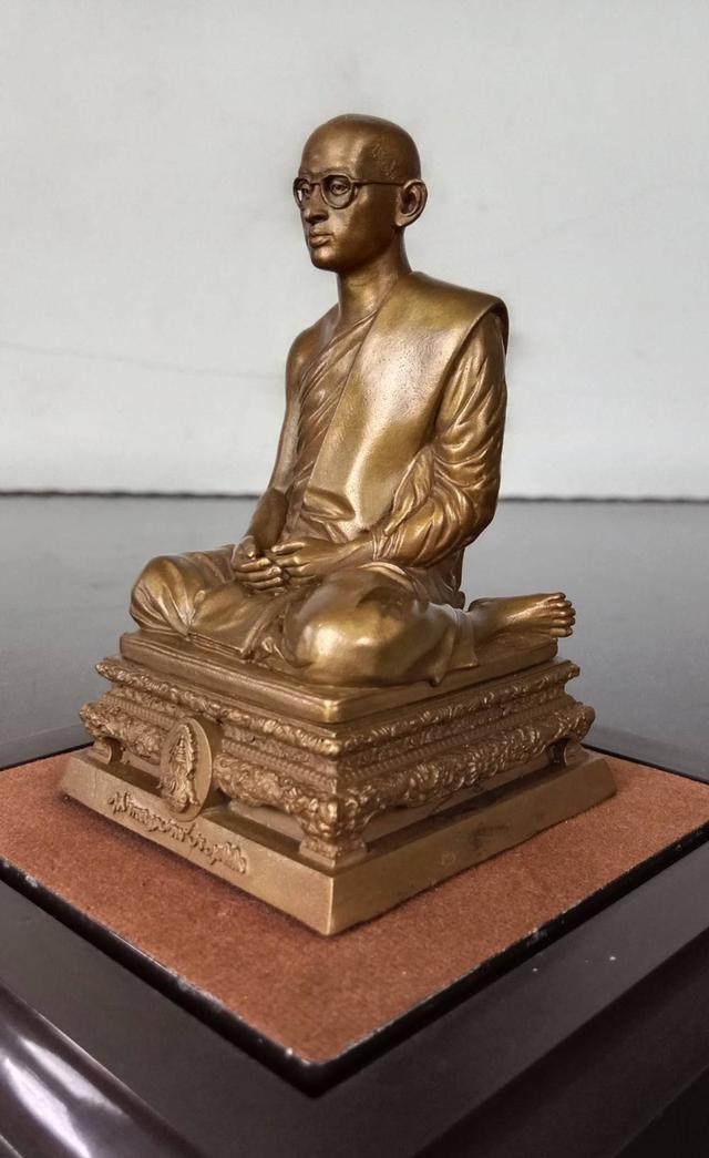 567.พระบรมรูปในหลวงทรงผนวช พลังแผ่นดิน ปี 2554 พร้อมกล่องเดิมแท้ 7