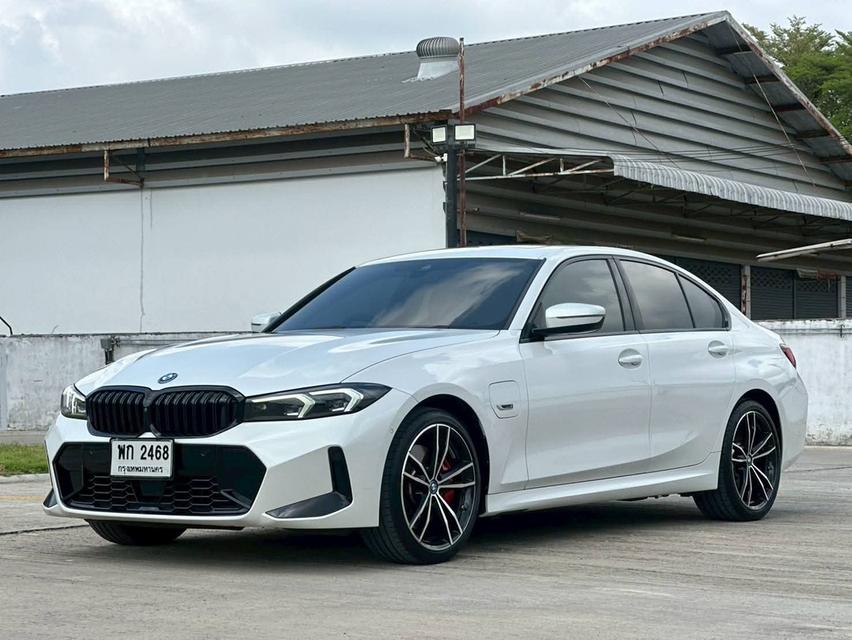 BMW 330e M Sport LCI (G20) 2023 • Mileage: 25,000 km . 💵 ราคาเพียง 1,750,000 THB รูปที่ 4