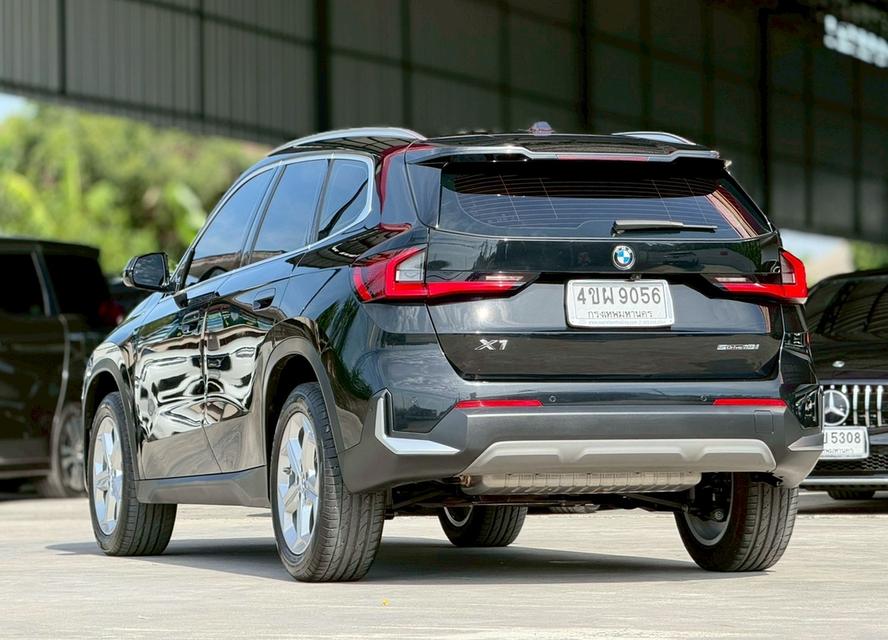 2023 BMW X1, 1.5 sDrive18i โฉมปี 23-ปัจจุบันเครื่องยนต์เบนซิน LCI รหัสตัวถังU11 รถสีดำ รูปที่ 6