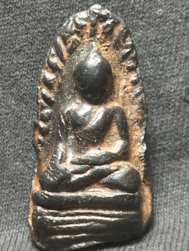 พระรอดลำพูนเนื้อดำครับ