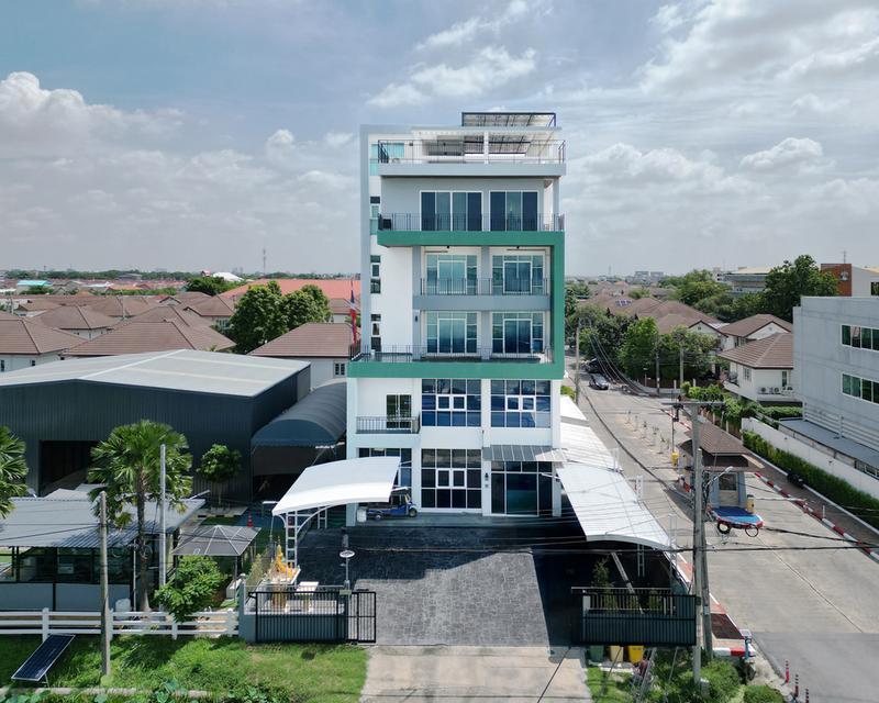 ขายอาคารสูง 6 ชั้นที่พร้อมให้คุณรีโนเวทใหม่บนถนนกรุงเทพกรีฑา 3
