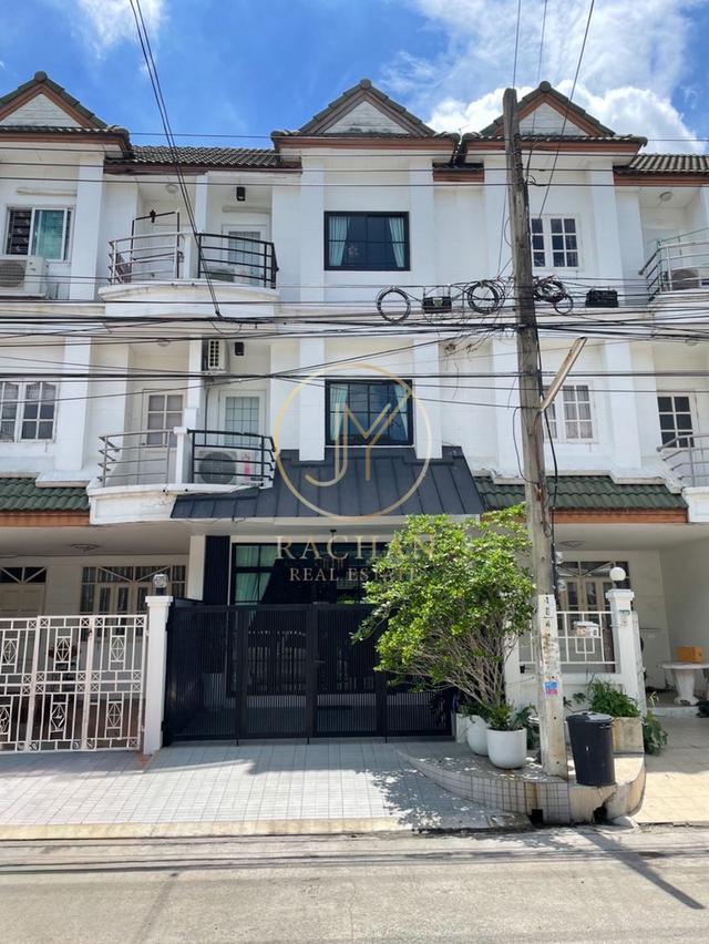 B69-300 ขายด่วน ทาวน์โฮม 3 ชั้น จัดเต็มเฟอร์นิเจอร์ทั้งหลัง หมู่บ้านรื่นฤดี รามคำแหง180  เนื้อที่ 18.2 ตร.ว พื้นที่ใช้สอย 140 ตร.ม 4 ห้องนอน 1