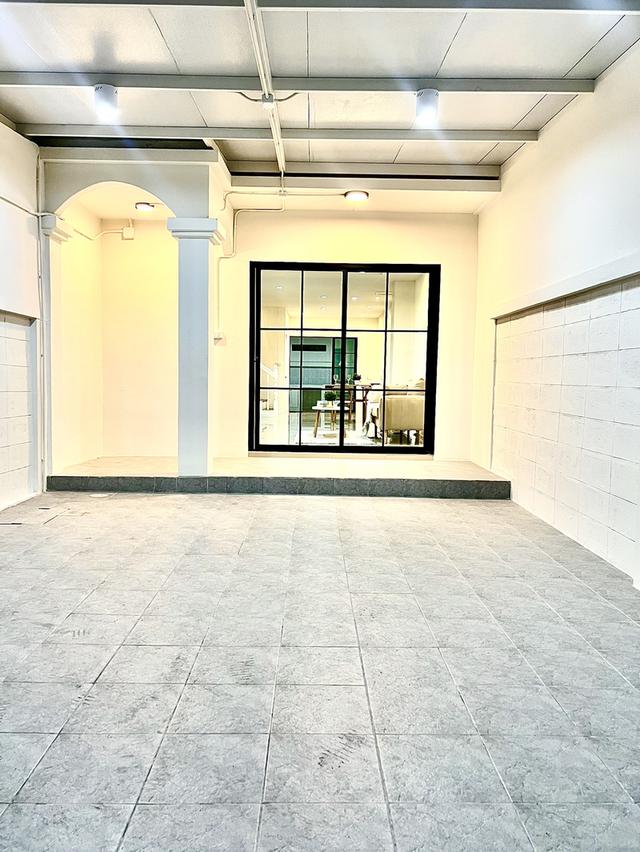 ขายบ้านทาวน์เฮาส์รีโนเวทใหม่ "หน้าบ้าน-หลังบ้านไม่ติดกับใคร" ความเป็นส่วนตัวระดับ 10 เต็ม 10! ✨  📍 พหลโยธิน 52 แยก41(สะพานใหม่) - เดินทางง่าย ใกล้BTS 2