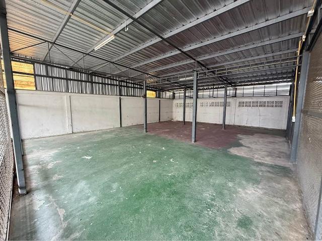 ให้เช่าบ้านเดี่ยว 2 ชั้นพร้อมโกดังบนเนื้อที่ 100 ตรว. นวมินทร์ 42 เดินทางสะดวก ใกล้เลียบด่วน 6