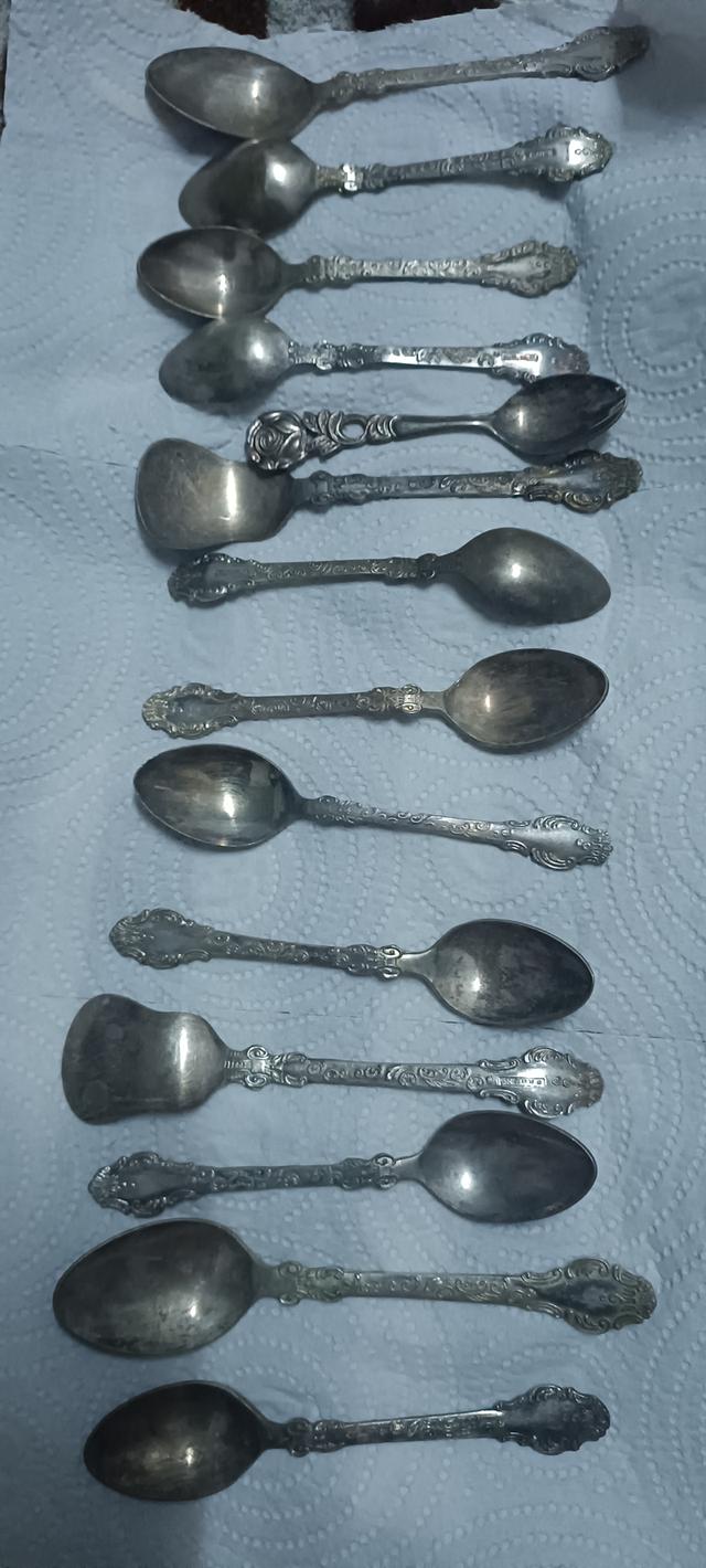 ช้อนทองเหลืองผสมเงิน จำนวนเกือบ 2 กิโลกรัม