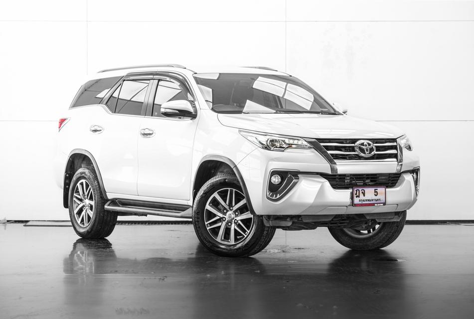 2015 TOYOTA FORTUNER 2.7 V 2WD SUV สีขาว เครื่องยนต์เบนซิน เลขไมล์ 102204 กม.
