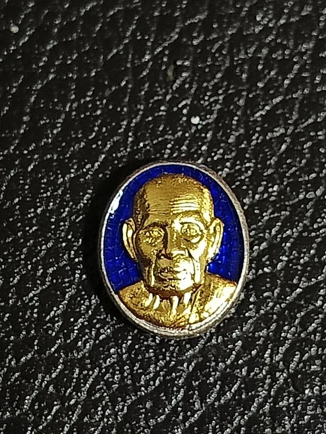 เม็ดยารุ่นทรัพย์ใหลมา เนื้อเงินลงยาน้ำเงินหน้ากากทองคำหลวงพ่อพัฒน์  2