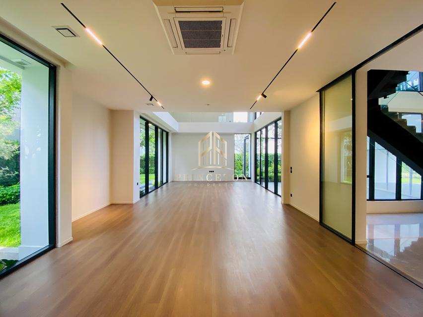 VIVE New Krungthep Kreetha Luxury 3-Storey Modern Home 5
