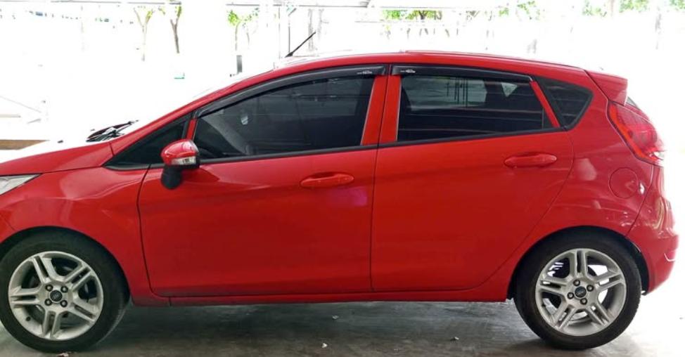 2012 Ford Fiesta สีแดง