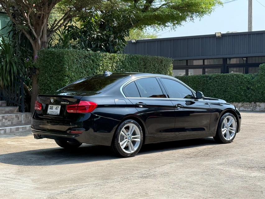 2018 BMW 320D CELEBRATION EDITION LCI รถมือเดียวออกป้ายแดง รถวิ่งน้อยเพียง 45,000กม รถเข้าศูนย์ทุกระยะ รถไม่เคยมีอุบัติเหตุครับ รูปที่ 4