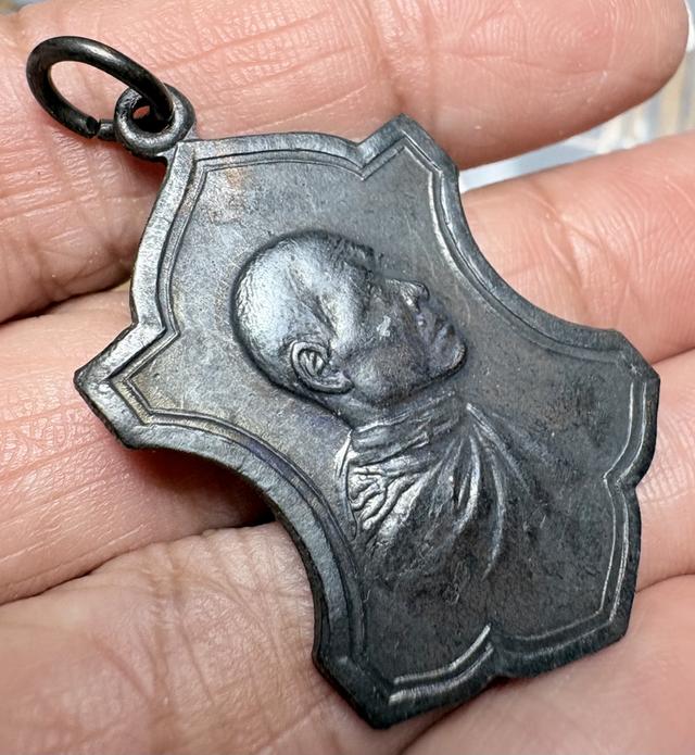 เหรียญสมเด็จพระสังฆราชเจ้า กรมหลวงชินวรสิริวัฒน์ ปี 2513 (เหรียญใบสาเก) รูปย่อยที่ 3