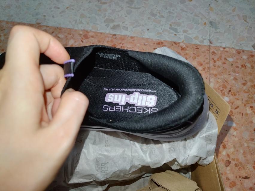 รองเท้า Skechers รุ่น Slip-Ins ผู้หญิง size EUR 37 ใส่ไป 1 ครั้ง เนื่องจากซื้อมาผิด size