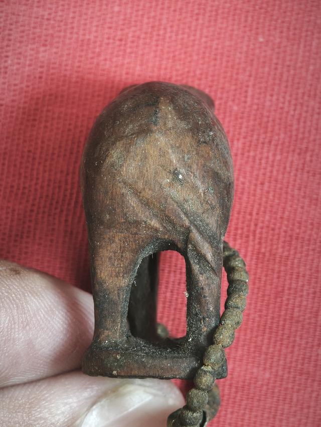 ช้างไม้แกะ หลวงพ่อครื้น วัดสังโฆฯ สุพรรณบุรี 2