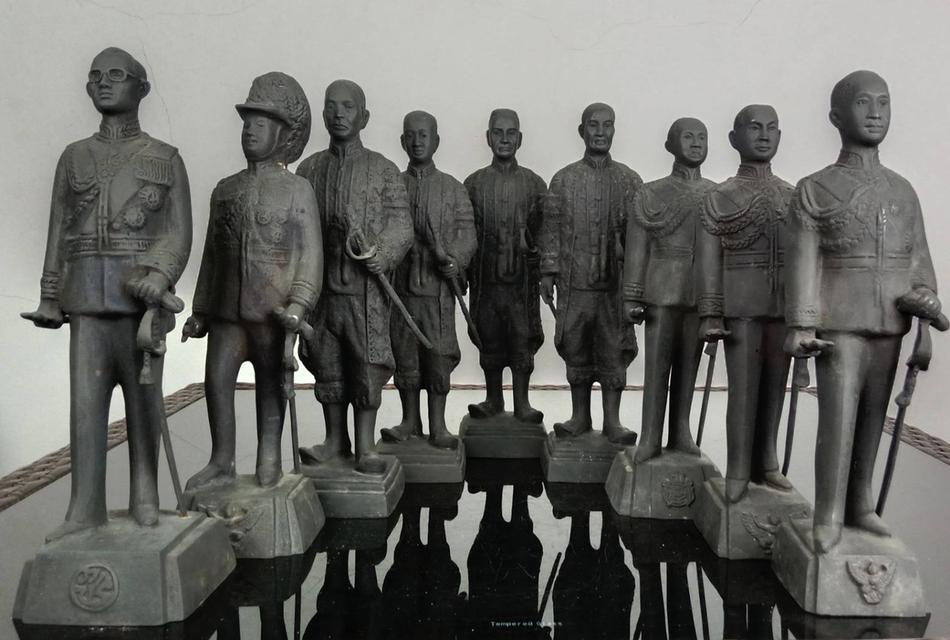 607.พระบรมรูปหล่อสมเด็จพระบูรพกษัตริยาธิราช รัชกาลที่ 1 - รัชกาลที่ 9 แห่งมหาจักรีบรมราชวงศ์