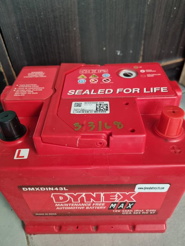 แบตเตอรี่ในภาพคือแบตเตอรี่รถยนต์ยี่ห้อ Dynex รุ่น FDC7-DMXADIN43LLH ซึ่งเป็นแบตเตอรี่ชนิดตะกั่วกรดแบบปิดผนึก (Sealed for Life)