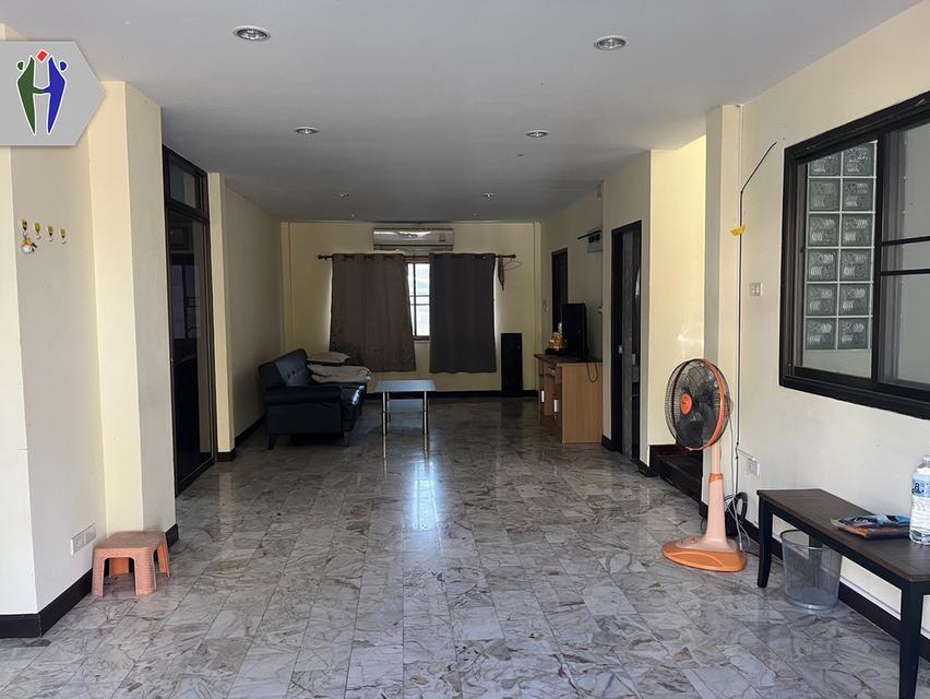 บ้านเดี่ยวสองชั้นให้เช่า พัทยากลาง สุขุมวิท •	บ้านเดี่ยว สองชั้น ขนาด 60 ตารางวา 3 ห้องนอน, 1 ห้องแม่บ้าน 4 ห้องน้ำ •	เฟอร์นิเจอร์ครบชุด พร้อมห้องครัว 2