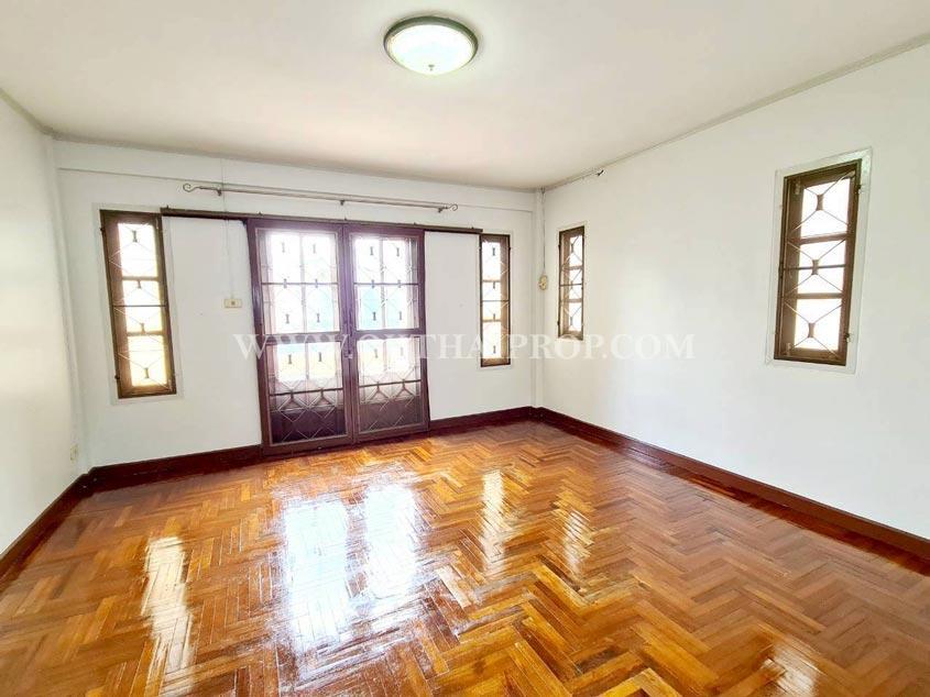 ทาวน์เฮ้าส์ หมู่บ้านลุมพินี บางบัวทอง ใกล้รถไฟฟ้าสายสีม่วง นนทบุรี 13