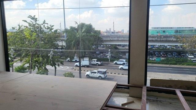 P606 ให้เช่าอาคาร โชว์รูม สำนักงาน คลินิกความงาม 4 ชั้น ริมถนนประดิษฐ์มนูธรรม เลียบด่วนเอกมัย-รามอินทรา ใกล้ เซ็นทรัลอีสต์วิลล์ ติดถนนใหญ่ ทำเลศักยภาพ 2