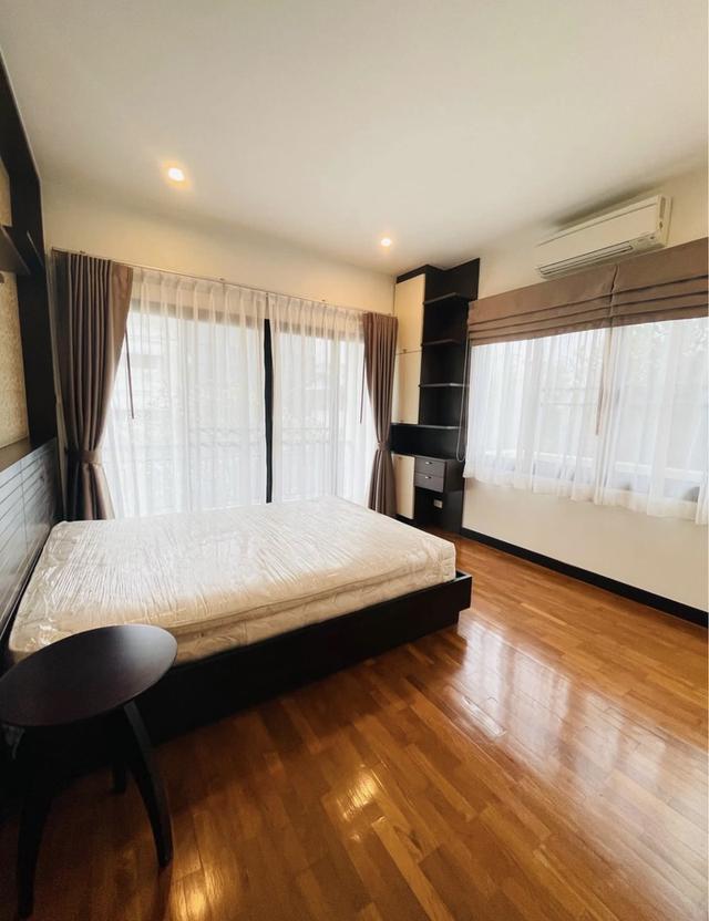 ให้เช่าบ้านเดี่ยว3ชั้นหลังใหญ่ซ.รัชดา32  มี4 ห้องนอน สวนกว้าง 9
