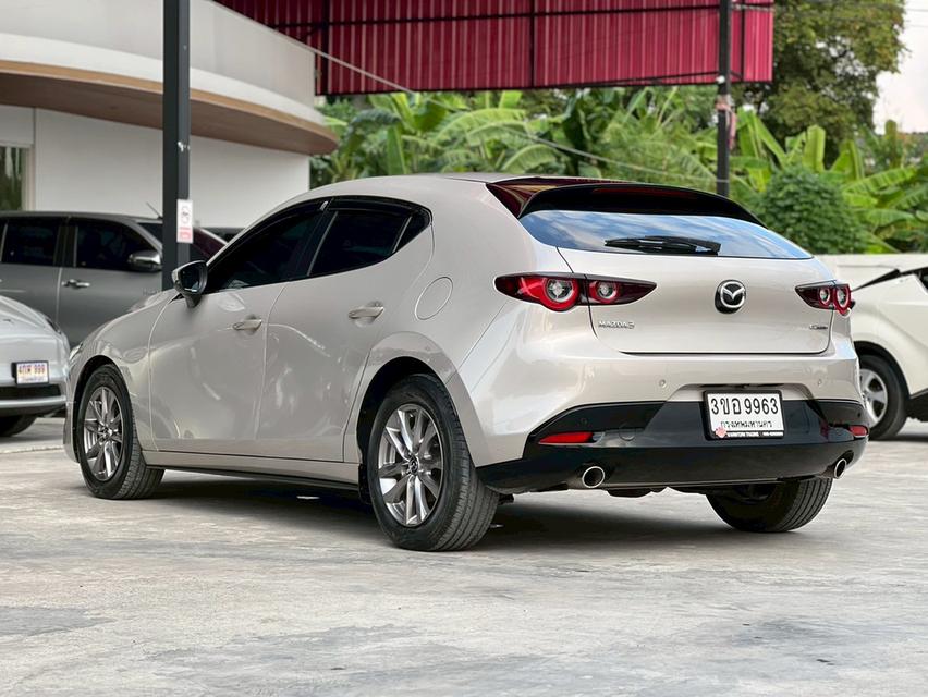ปี 2022 MAZDA MAZDA3, 2.0 S SPORTSโฉม ปี19-ปัจจุบัน 5Dr สีนำ้ตาล รองท็อปเครื่องยนต์ SKYACTIV-G 2.0 เบนซิน 8