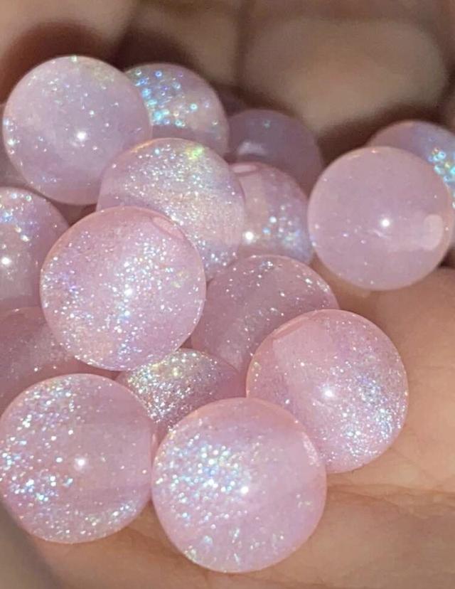 ลูกปัดสีชมพูเหลือบรุ้ง