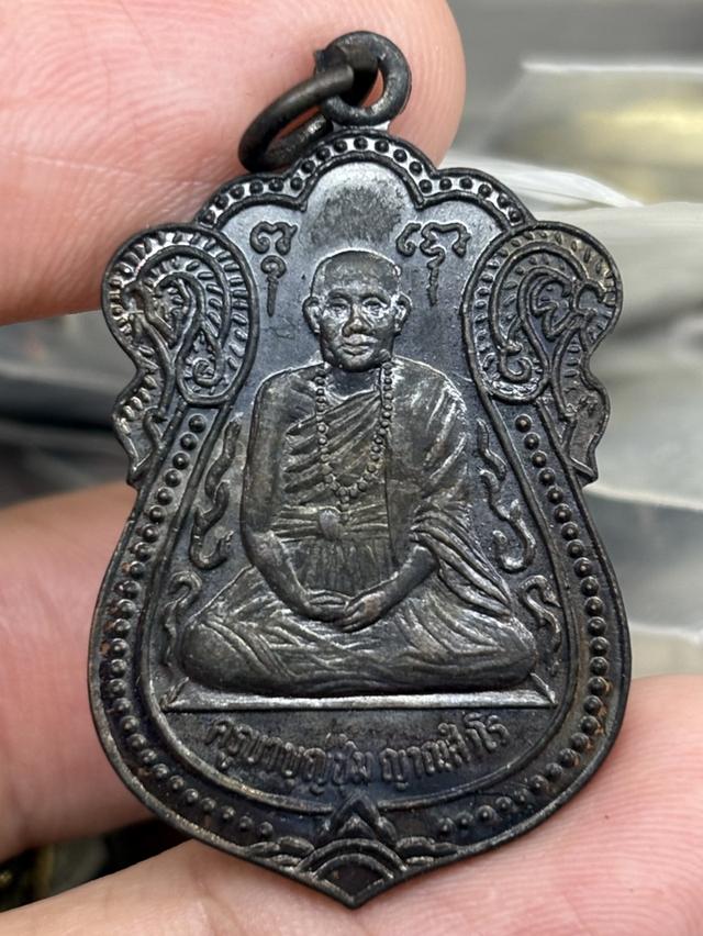 เหรียญเสมา มหาลาโภ ครูบาบุญชุ่ม วัดพระธาตุดอนเรือง พ.ศ.๒๕๓๕ สวยครับ