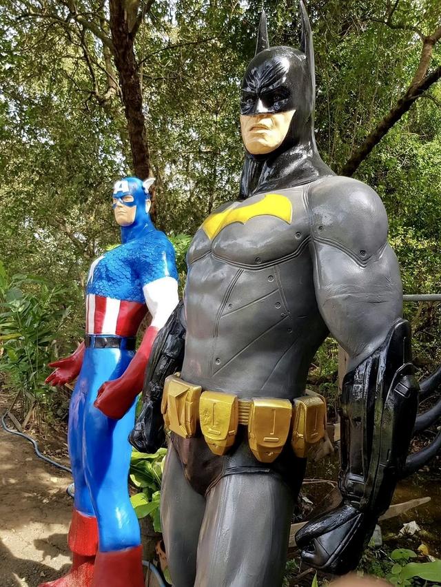หุ่นจำลองฮีโร่แบทแมน หุ่นแบทแมนไฟเบอร์กลาส ขนาดสูง2เมตร มือหนึ่ง 6