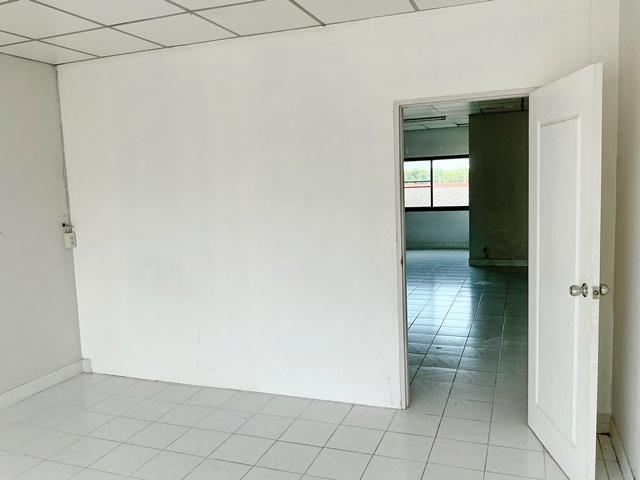 Big C เคหะร่มเกล้า 150 ม. 7-Eleven 50ม. 2แห่ง Lotus อาคารพาณิชย์ 3.5 ชั้น 3นอน 3น้ำ 20ตรว. 280ตรม. ให้เช่า ราคา 11,999 บ 4