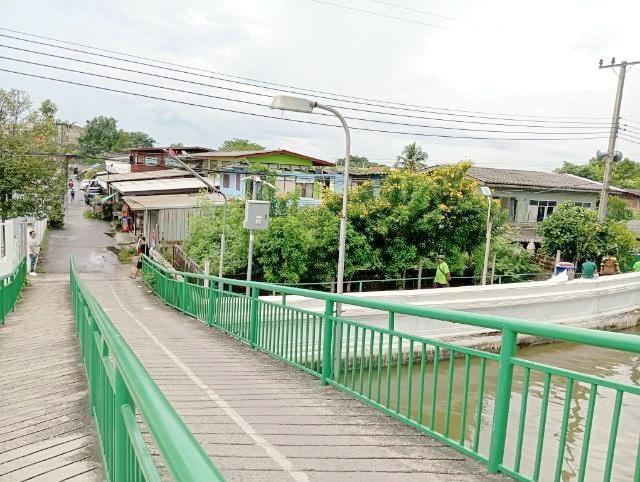 มีประตูเหล็ก 2 บาน ให้เช่าห้องพร้อมที่ดิน ติดริมน้ำ คลองมหาสวัสดิ์ ตลาดศาลายา 1.6 กม วัดปุรณาวาส รร.สาธิตนานาชาติ ม.มหิด 7