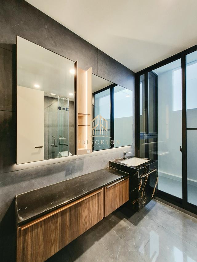 Luxury 3-Storey Modern Home VIVE New Krungthep Kreetha 15
