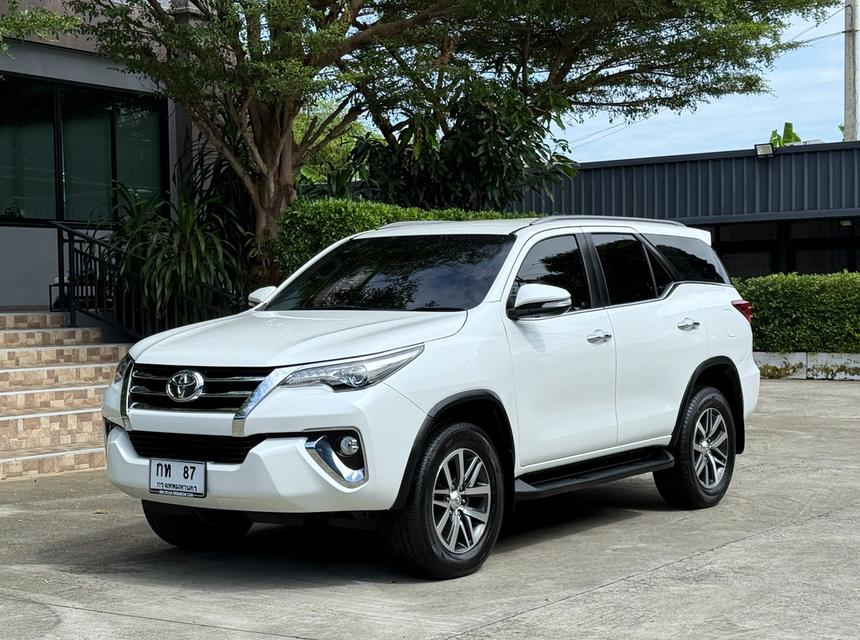 2018 TOYOTA FORTUNER 2.8V 4WD รถมือเดียวออกป้ายแดง รถวิ่งน้อย เข้าศูนย์ทุกระยะ ไม่เคยมีอุบัติเหตุครับ 4