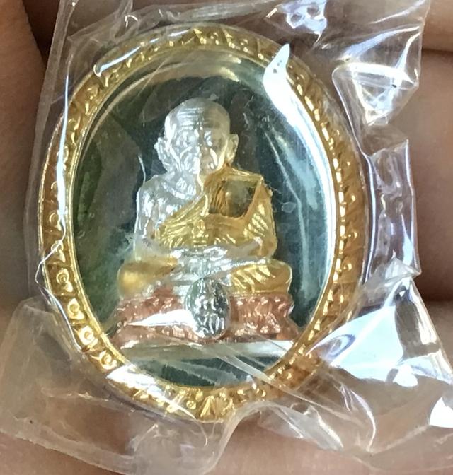 สมเด็จหลวงปู่ทวดวัดช้างให้ เหรียญรูปไข่เนื้อเงินสามกษัตริย์ รุ่นเฉลิมพระเกียรติหลังมวก ปี2544