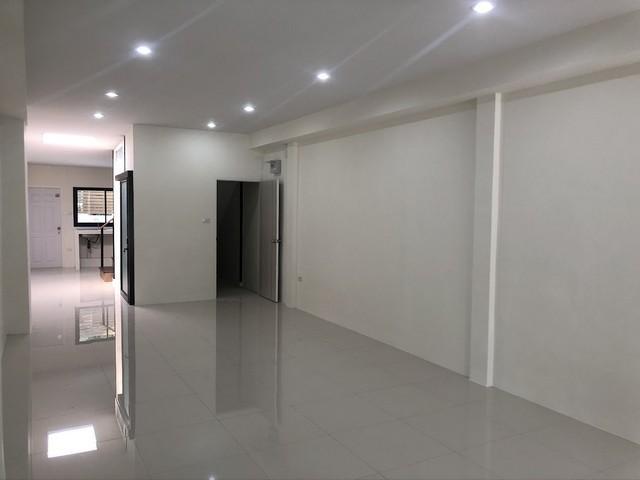 ให้เช่าทาวน์โฮม 3 ชั้น 22 ตรว. ถนนนวมินทร์ ใกล้หมู่บ้านสินธานี 1 เหมาะทำโฮมออฟฟิศ