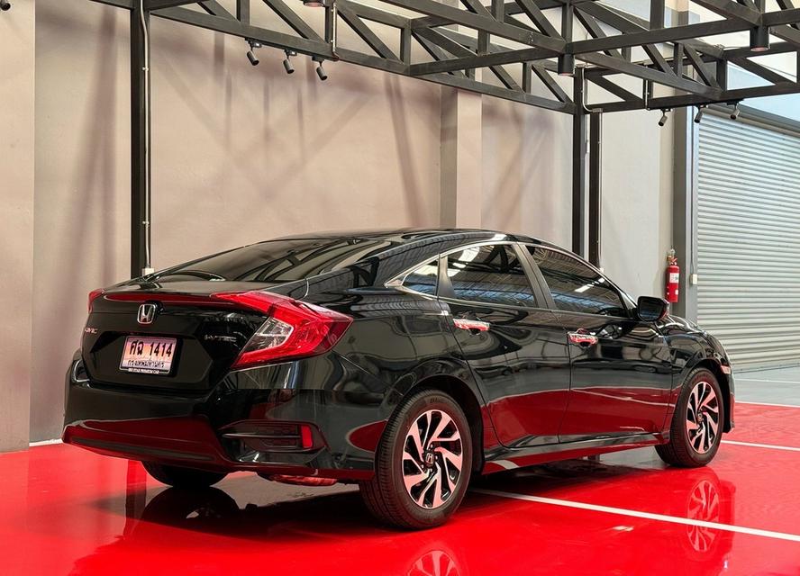 2017 HONDA CIVIC FC 1.8 EL รถมือเดียวออกป้ายแดง รถวิ่งน้อย เข้าศูนย์ทุกระยะ ไม่เคยมีอุบัติเหตุครับ