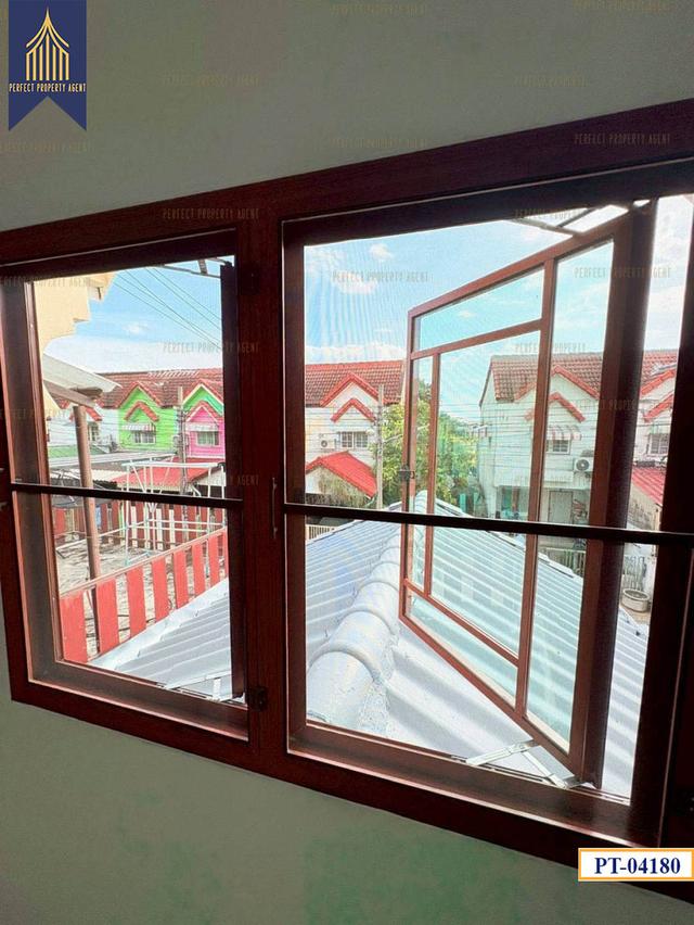 ทาวน์เฮาส์พร้อมจิตรห้องหัวมุมใกล้มอเตอร์เวย์ 10