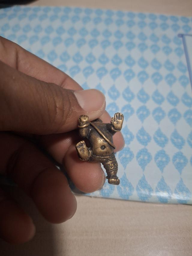 พระพิฆเนศปางเด็ก หรือปางไอศวรญะ คณปติ เป็นปางที่เน้นด้านเมตตา ความสุข ความสดใส และการเจริญเติบโต ปางนี้เหมาะสำหรับผู้ที่ต้องการเสริมเสน่ห์เมตตา การค้า