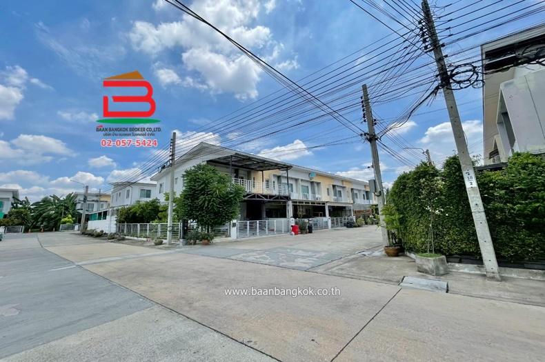ทาวน์เฮาส์ หมู่บ้าน เดอะคอนเนค สุขสวัสดิ์ 26 เนื้อที่ 21 ตรว. ซอยพระราม 2 ซอย 25 ถนนกาญจนาภิเษก แขวงบางมด เขตจอมทอง จังหวัดกรุงเทพมหานคร 10