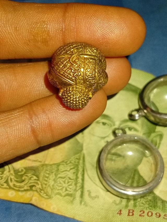 หลวงปู่คำพันโฆษปันโย  เป็นล็อตเดียวกับ Nak Geow 2545 ที่ราคาแพงมาก ผลิตเพียง 600 ชิ้นเท่านั้นเช่นกัน  เชื่อกันว่าพระนางเกวประทานความมั่งคั่ง แต่พระน รูปที่ 7