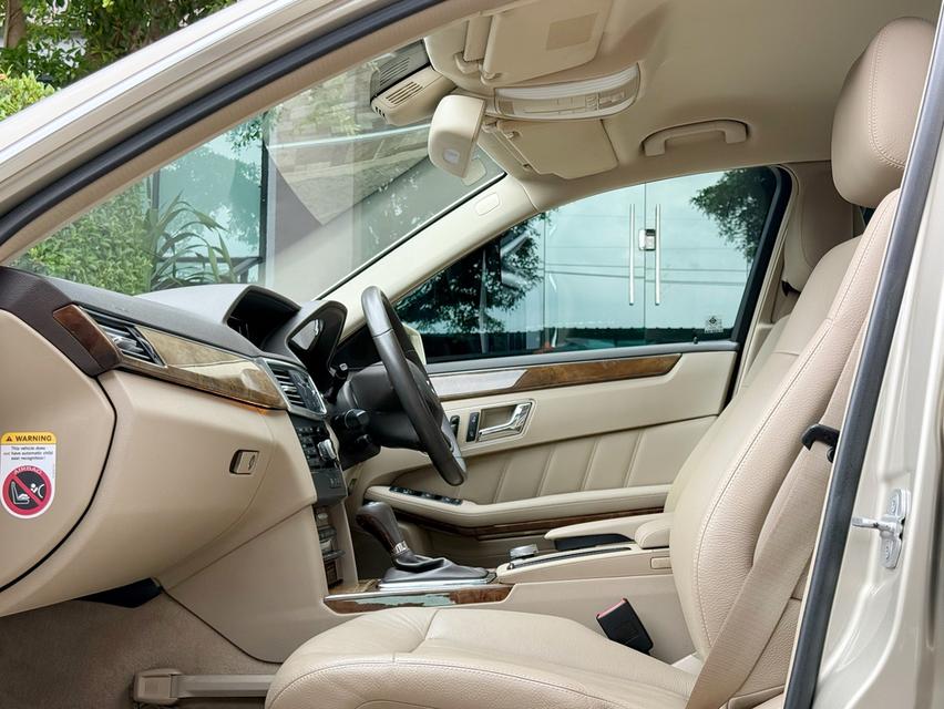 2011 BENZ E200 CGI ( รถมือเดียวออกป้ายแดง ) รถวิ่งน้อย เข้าศูนย์ตามระยะ ไม่เคยมีอุบัติเหตุ สภาพสมบูรณ์ พร้อมใช้งานครับ 13